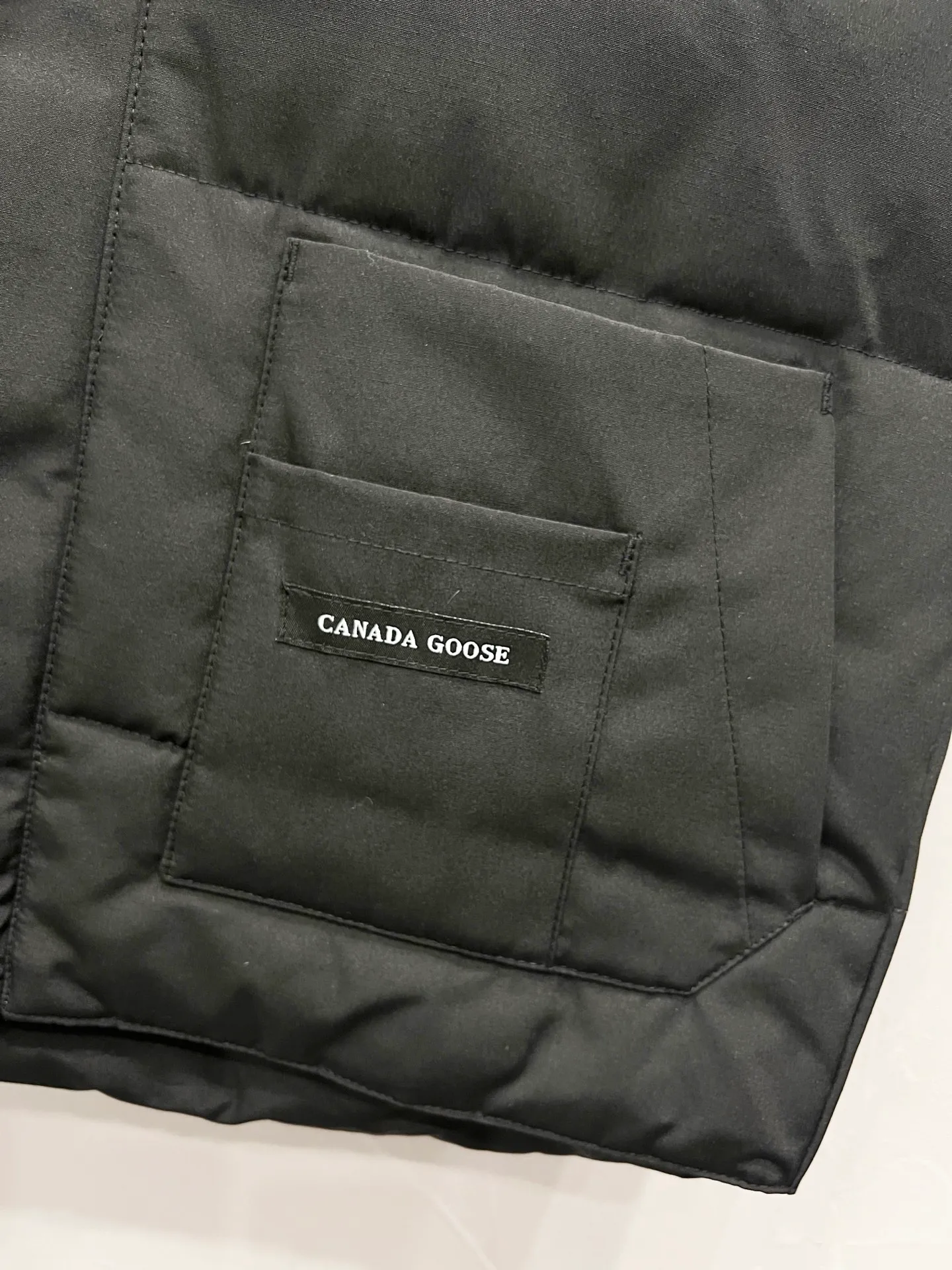 P330 model number: YC25 Canada goose/Canada Goose 4154M Freestyle Crew down vest, using international 50 down, genuine original clothing, pay attention to the version, YKK double zipper, velvet on the back collar, more warm, zippered hidden pocket on the inside, genuine mesh pockets on the inside. If you need to compare with the genuine product, check it out at any time. All accessories are made by the original factory. The fabric is molded and customized according to the original version. It can be restored by kneading it at will (fabric interpretation: the harder the fabric, the better the waterproof performance. Only those who buy the latest authentic version this year will notice the softness and comfort of the fabric. Soft fabrics are waterproof and have memory rebound function, which is the authentic fabric). The down is synchronized with genuine white duck down, fluffy and not clumps. The original version of Big Goose is white duck down. It is not the goose down boasted by the world's random copywriting. It can be verified through any official channel. Customized authentic YKK double zipper military-grade copper core zipper puller. High hardness and no jamming. The original smoothness is restored. The workmanship and wiring are all controlled by workers with more than ten years of service. They must be horizontal and vertical. No crookedness. The inner wiring density is more sophisticated. Feel free to compare. Big goose label. Collar label. Washed label. Hangtag. Zipper rope. Pocket label. Collar velvet. Buttons. All details are updated simultaneously with the original version. The best version. A fighter in a world-famous vest. Compare to the entire network. Color: Black White Navy Blue Gray Gray Gray Label Size: S-XXL
